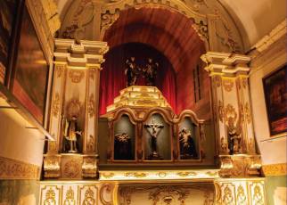 Altar restaurado da Igreja dos Santos Cosme e Damião